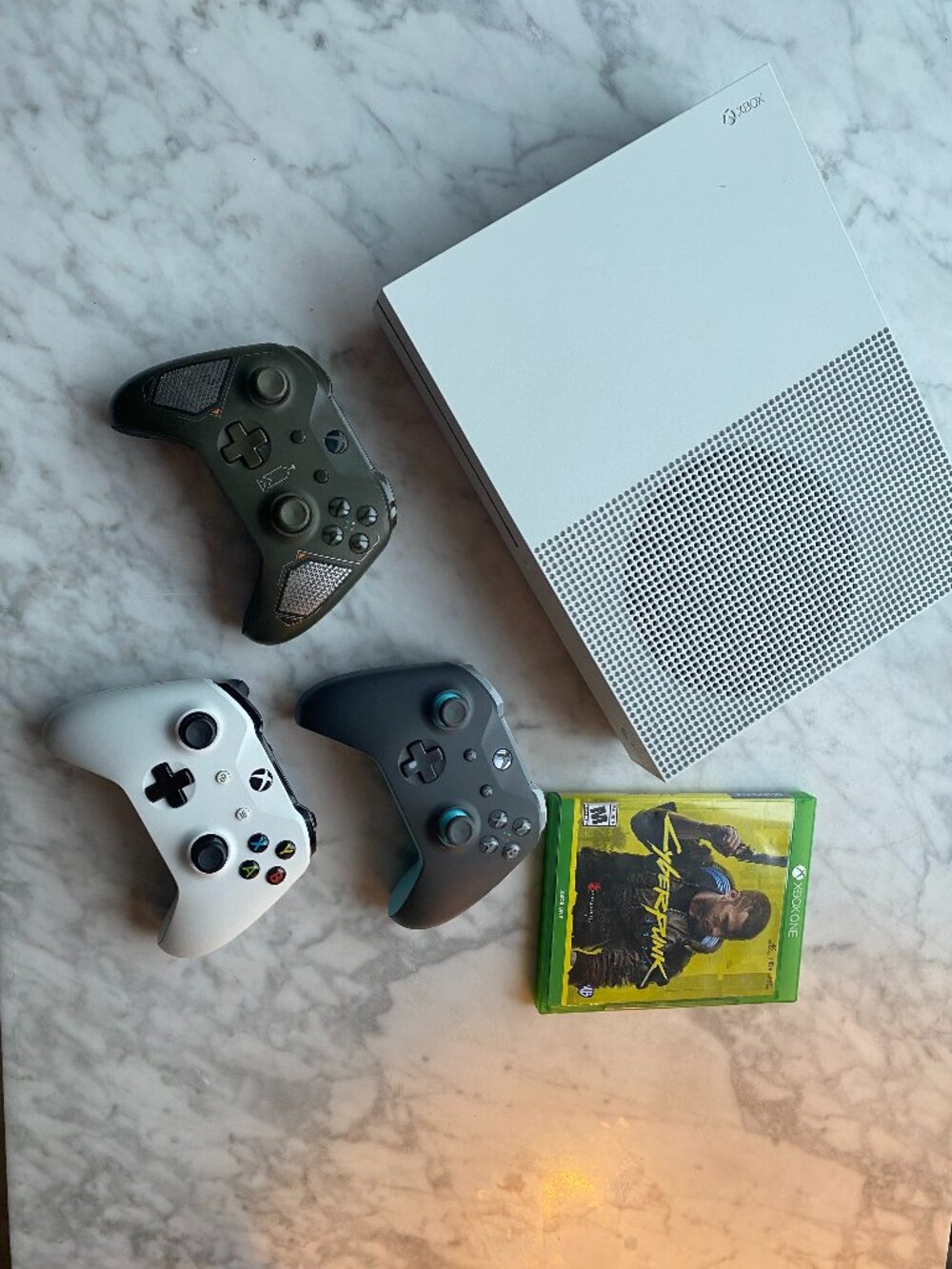 Xbox One Series S + 3 controllers + NEW Cyberpunk game